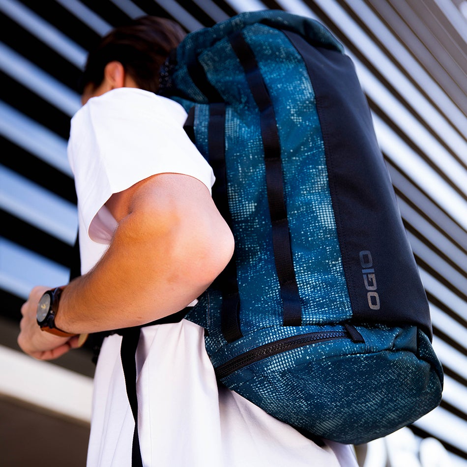 ogio-bags-duffel-2020-alpha-convoy-32-lifestyle-1