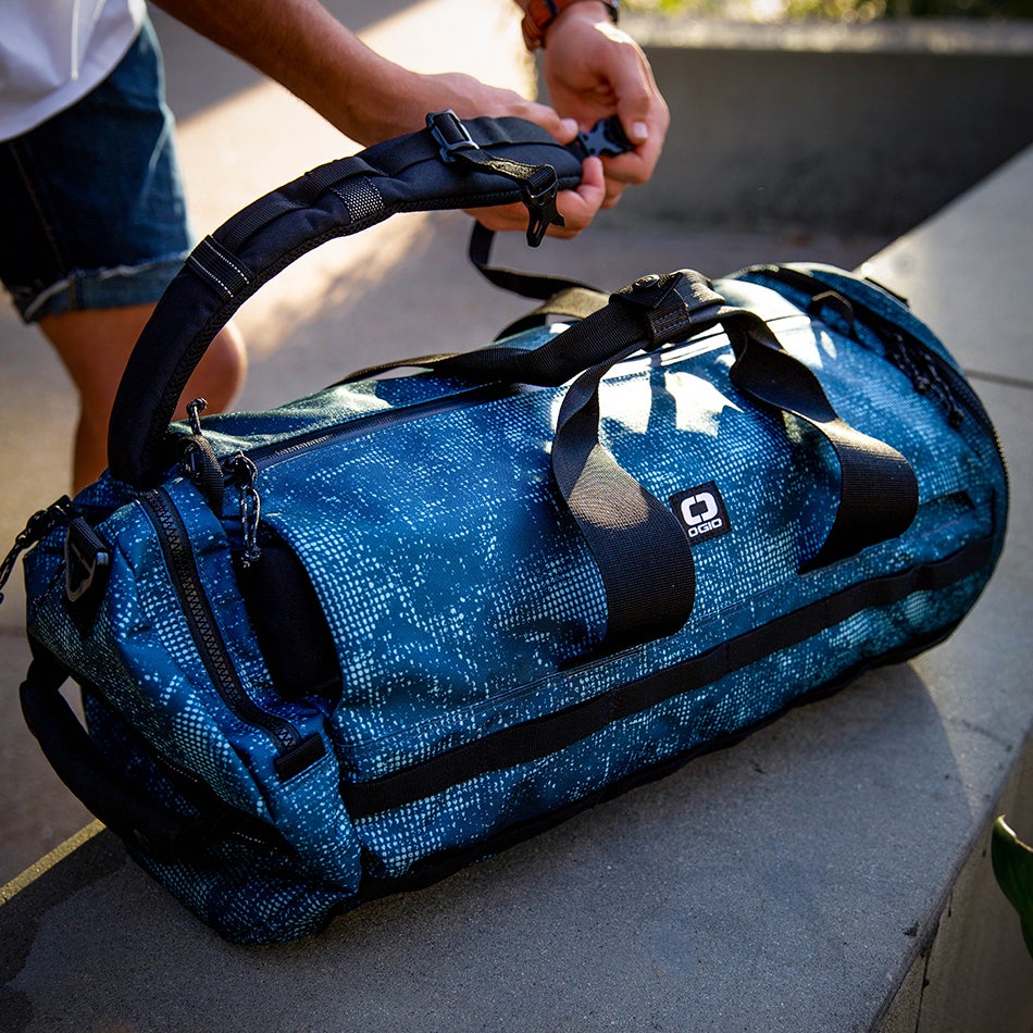 ogio-bags-duffel-2020-alpha-convoy-32-lifestyle-2
